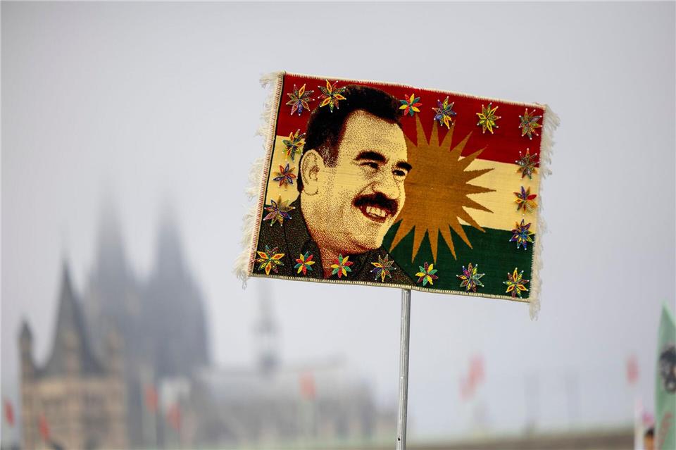 Einige Flaggen zeigten das Gesicht von Pkk-Gründer Öcalan.Thomas Banneyer/dpa
