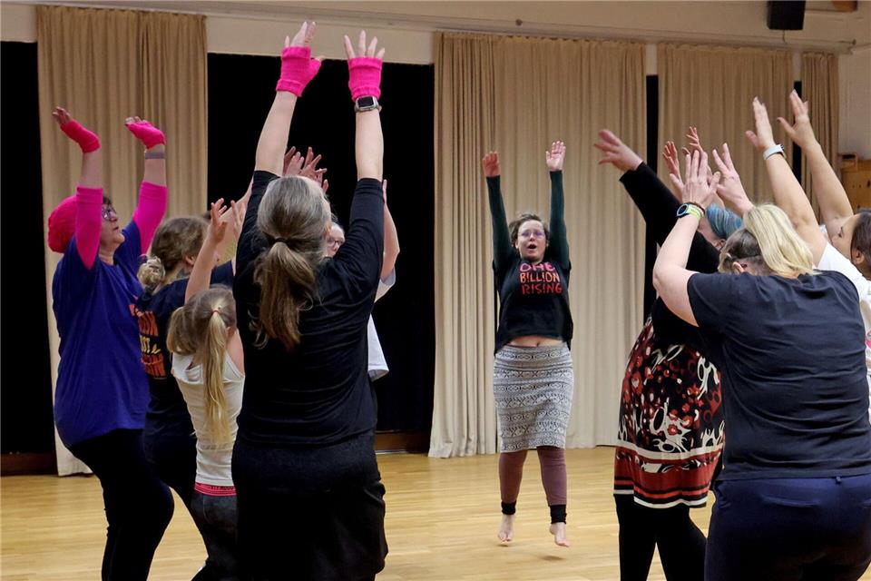 Einige Frauen haben in Rostock vor der großen Tanzdemo „One Billion Rising“ am Samstag geübt. Bernd Wüstneck/dpa