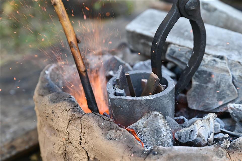Einige Freilichtmuseen bieten Handwerksvorführungen und Workshops an. Hier wird etwa im Freilichtlabor Lauresham ein Bronzeguss vorbereitet. (Archivbild)Arne Dedert/dpa