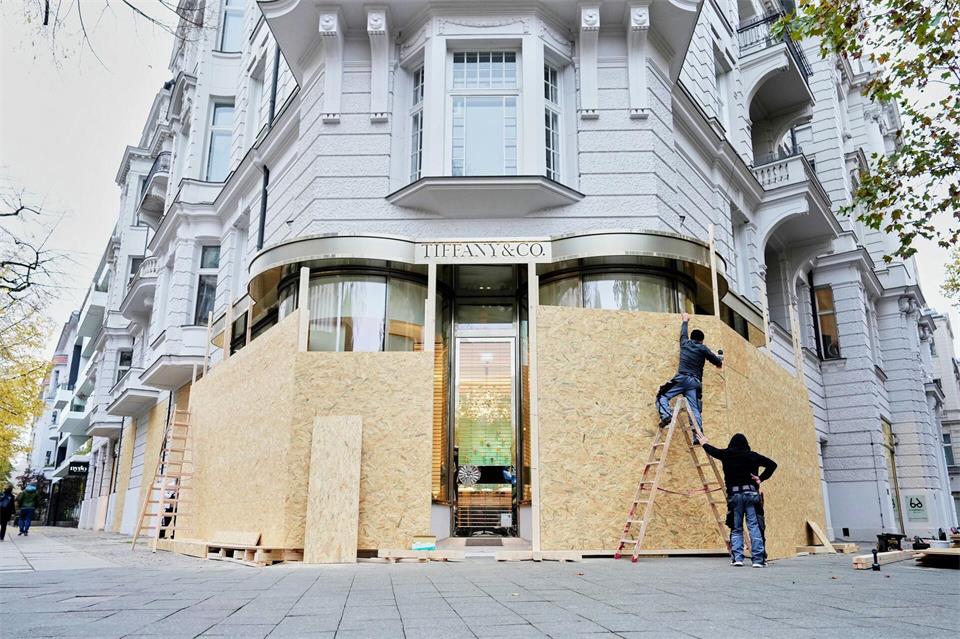 Einige Geschäfte verrammeln ihre Fensterscheiben.Sven Kaeuler/dpa