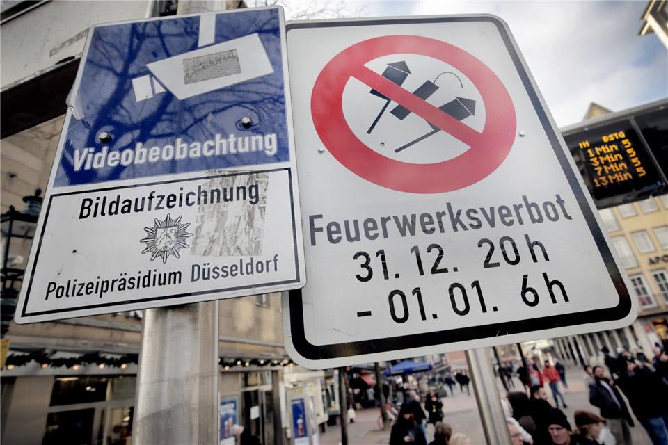 Einige Kommunen entscheiden sich in NRW wieder für ein Böllerverbot zu Silvester. (Archivbild)Martin Gerten/dpa