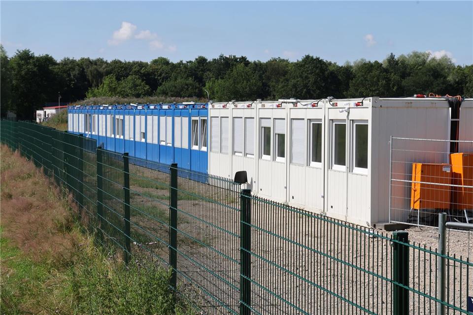 Einige Kommunen nutzen Container nur als Notfallmaßnahme zur Unterbringung von Asylbewerbern, andere auch länger. (Archivbild)Bernd Wüstneck/dpa