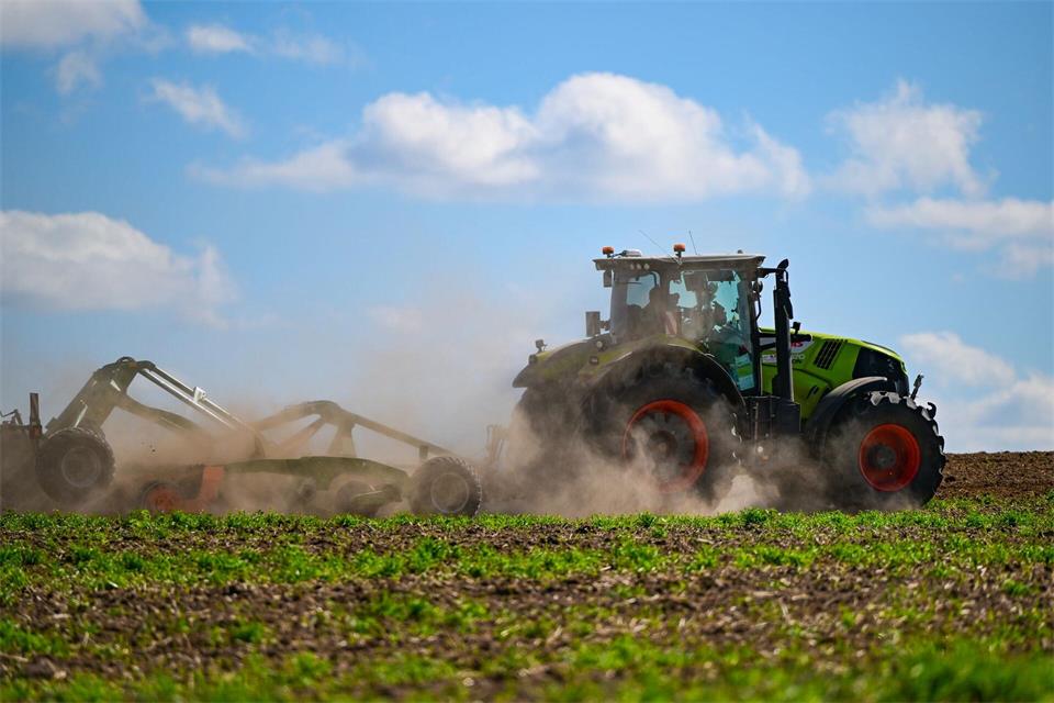 Einige Landwirtschaftsbetriebe in Brandenburg haben einen hohen Wasserbedarf. (Archivbild)Patrick Pleul/dpa