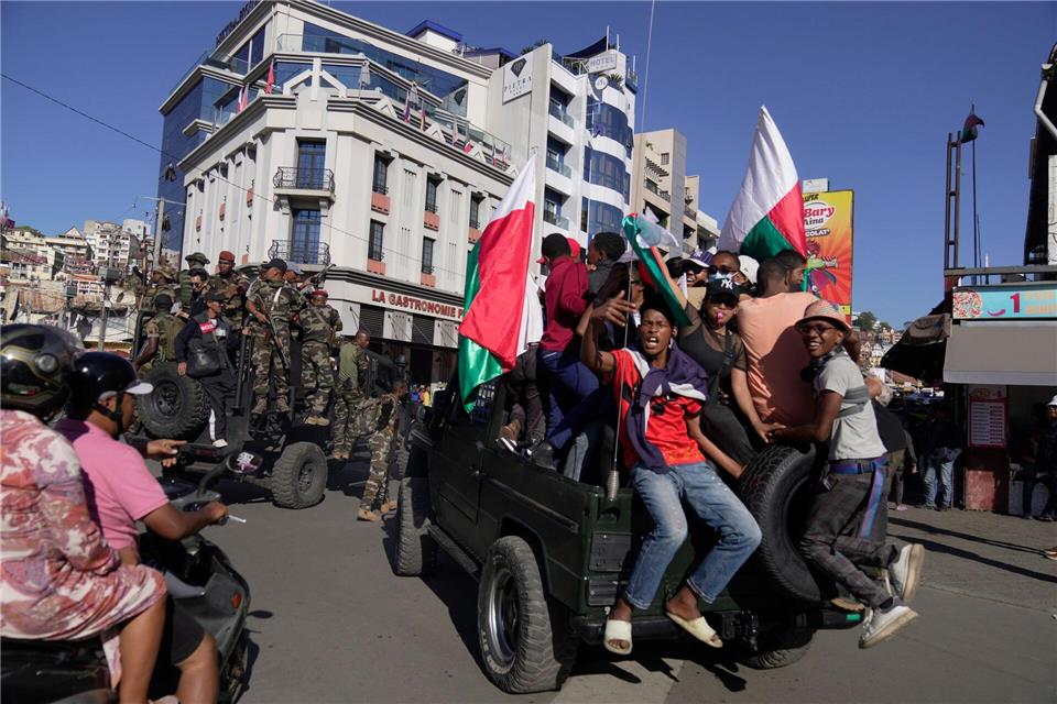 Militär übernimmt Macht in Madagaskar Einige Menschen nutzten die Gelegenheit für Selfies mit der Militäreinheit. Brian Inganga/AP/dpa
