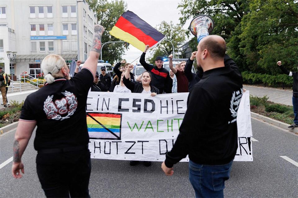 Einige Mitglieder einer rechtsextremen Gruppierung protestierten gegen den CSD in Hennigsdorf.Carsten Koall/dpa