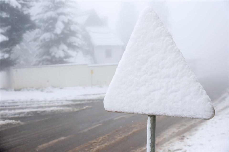 Berichte über kommenden „Jahrhundertwinter“ – was ist dran? Einige Prognosen warnen vor einem Jahrhundertwinter - doch lässt sich so etwas überhaupt vorhersagen? (Symbolbild)Armin Durgut/AP/dpa