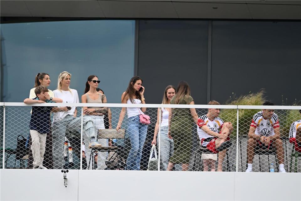 Einige Spielerfrauen und die Frau des Bundestrainers (l) beobachten von einem Balkon das Trainingsspiel der Reservisten auf dem DFB-Campus. Federico Gambarini/dpa