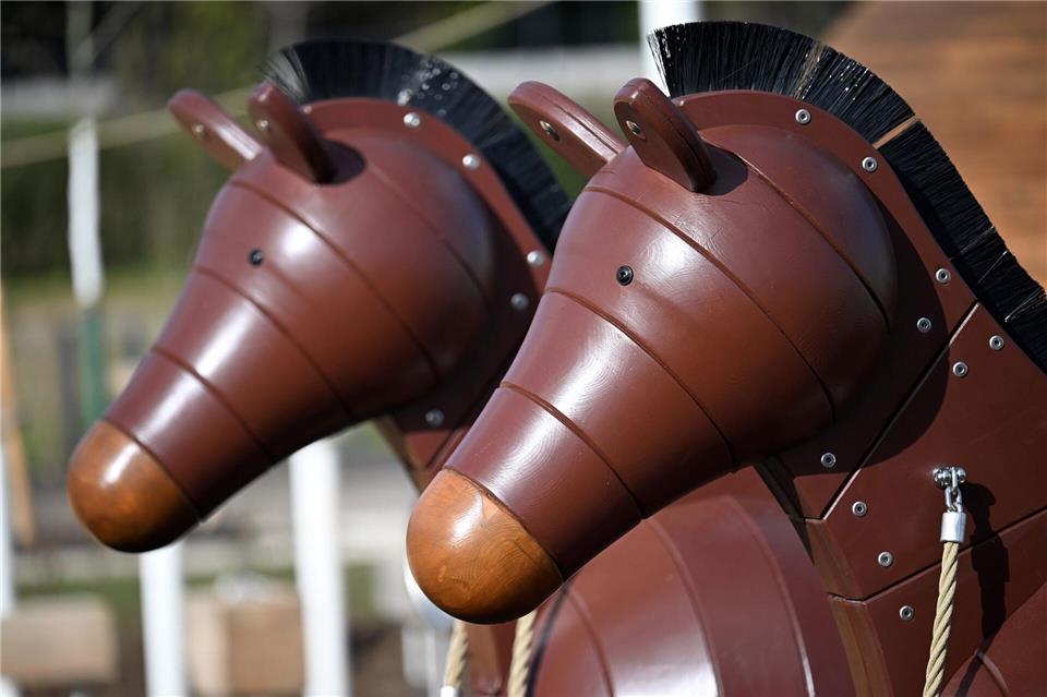 Einige Spielgeräte verweisen auf die Historie des Areals, auf dem vorher eine Pferderennbahn war.Federico Gambarini/dpa