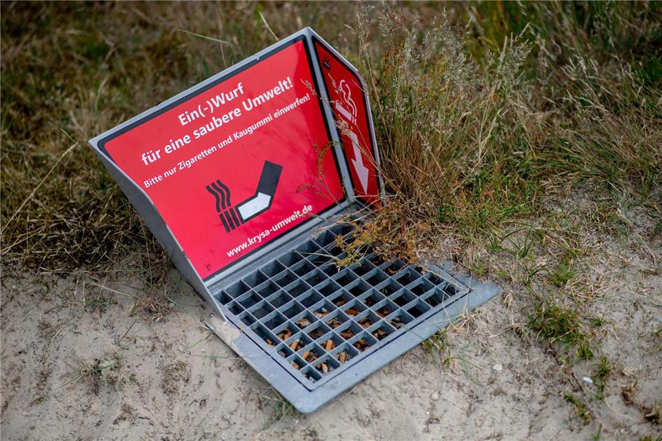 Einige Strände in Ostfriesland stellen kostenlose Aschenbecher zur Verfügung. (Archivbild)Hauke-Christian Dittrich/dpa