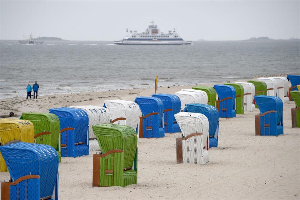 Einige Strandkörbe können auch nach Start der Sturmflutsaison noch genutzt werden - und zwar kostenfrei (Archivbild).picture alliance / Carsten Rehder/dpa