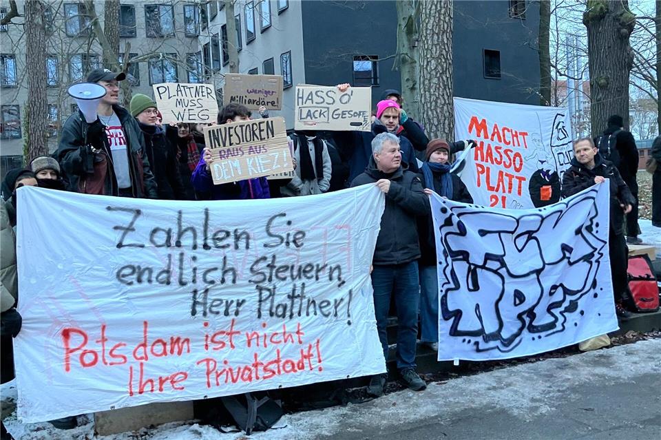 Einige Studierende protestieren gegen den Milliardär Hasso Plattner und das Projekt für einen neuen Uni-Campus in Potsdam. Das Konzept wurde am Abend an der Uni am Griebnitzsee öffentlich vorgestellt.Monika Wendel/dpa
