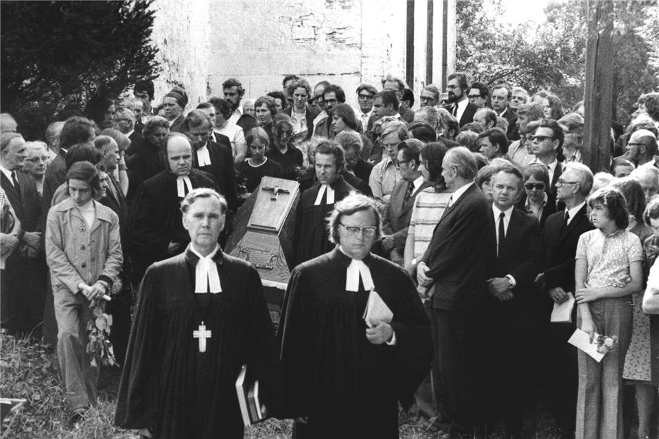 Einige Tage nach der Selbstverbrennung des Geistlichen zog seine Beisetzung Hunderte von Menschen an. (Archivbild)picture-alliance / dpa