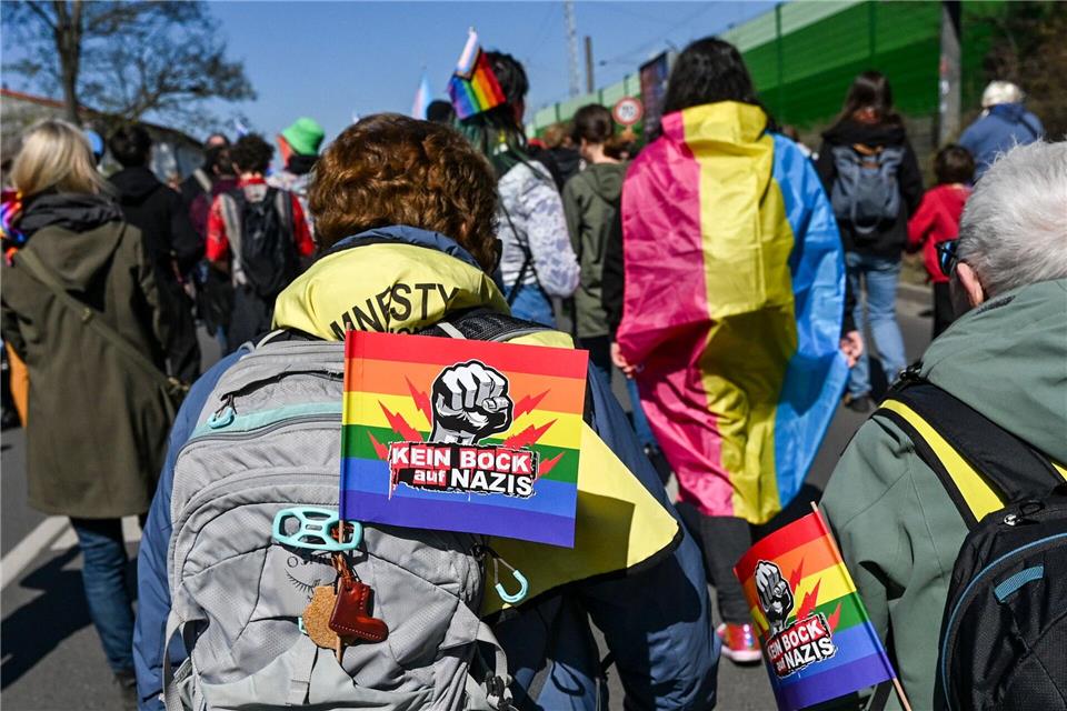 Einige Teilnehmerinnen und Teilnehmer stellen sich gegen Nazis.Jens Kalaene/dpa