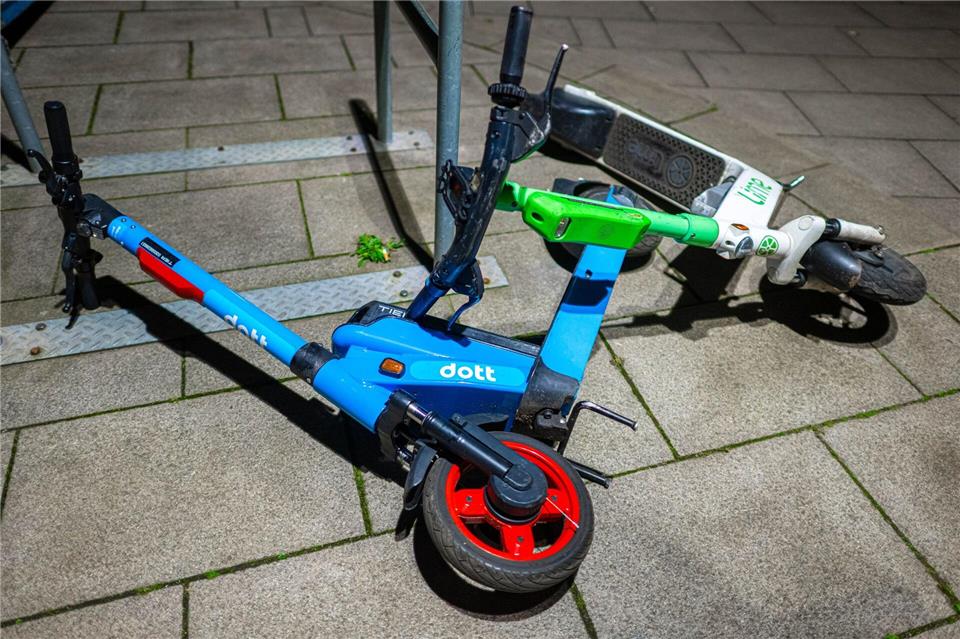 Einige Thüringer Städte begrenzen die Gesamtzahl der E-Roller im Stadtgebiet durch eine Sondernutzungserlaubnis. Sina Schuldt/dpa