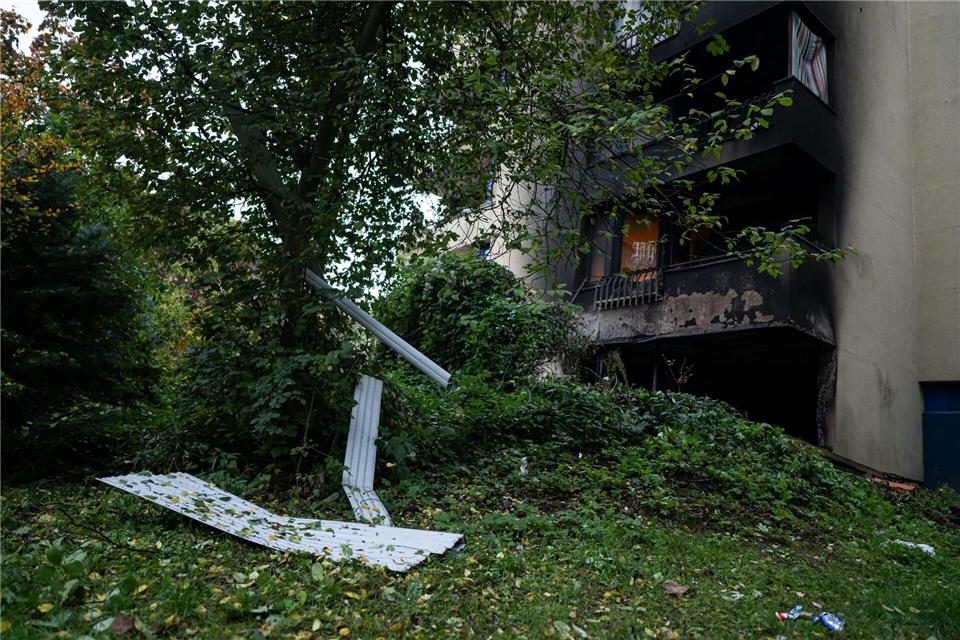 Einige Trümmerteile liegen vor der ausgebrannten Wohnung.Fabian Sommer/dpa