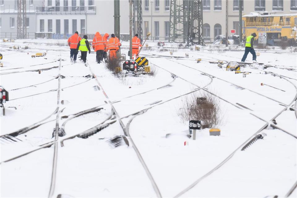 Einige Verbindungen der Erixx-Züge fallen wegen des Winterwetters aus. (Symbolbild)Julian Stratenschulte/dpa