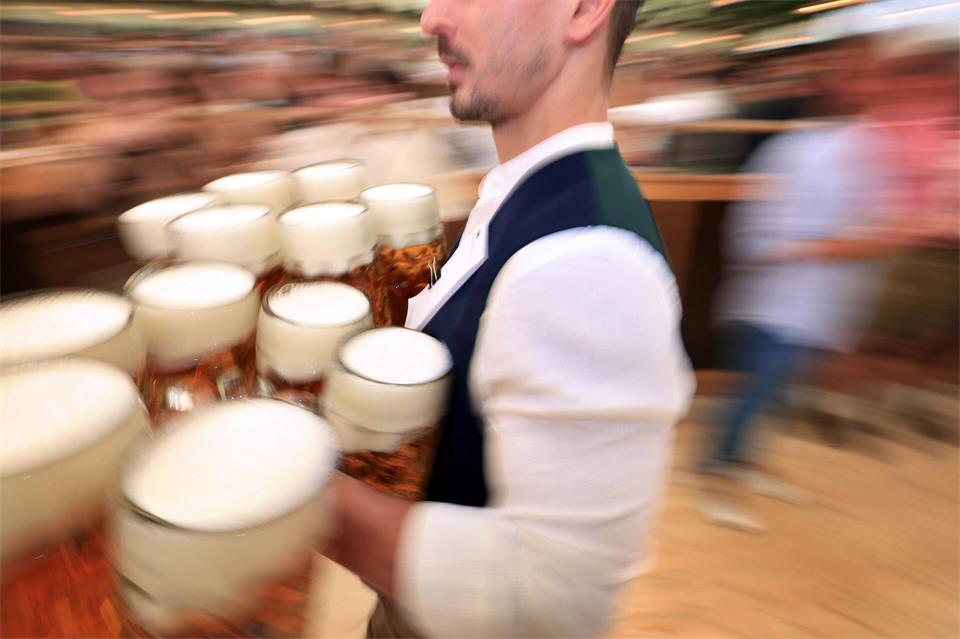 Einige Wiesn-Bedienungen schleppen in diesem Jahr nicht nur Maßkrüge, sondern engagieren sich auch bei den „Bedienungen gegen rechts“. (Symbolbild)Karl-Josef Hildenbrand/dpa