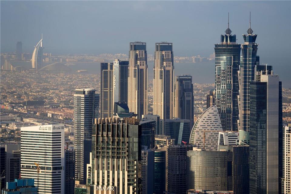 Einige beliebte Reiseziele liegen in der Golfregion, etwa Dubai – hier sind nun viele deutsche Urlauber gestrandet. (Archivbild)Kamran Jebreili/AP/dpa