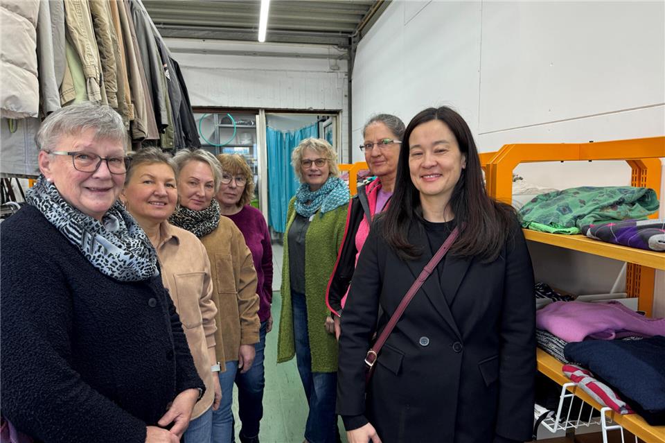 Einige der ehrenamtlich Engagierten der Klamotte freuen sich hier über die neue Gestaltung des Ladens.