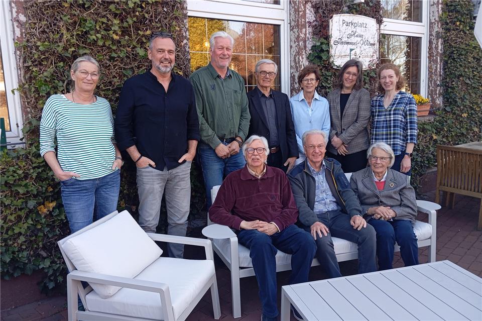 Einige der neu gewählten und verabschiedeten Amtsträger (hinten v. l.): Judith Kolschen, Manfred Gerbersmann, Hermann Grewing, Hannes Kempken, Gudrun Grewing, Janina Nagel, Victoria Heider; (sitzend): Norbert Sabellek, Carlo Behler, Charlotte Meiners.