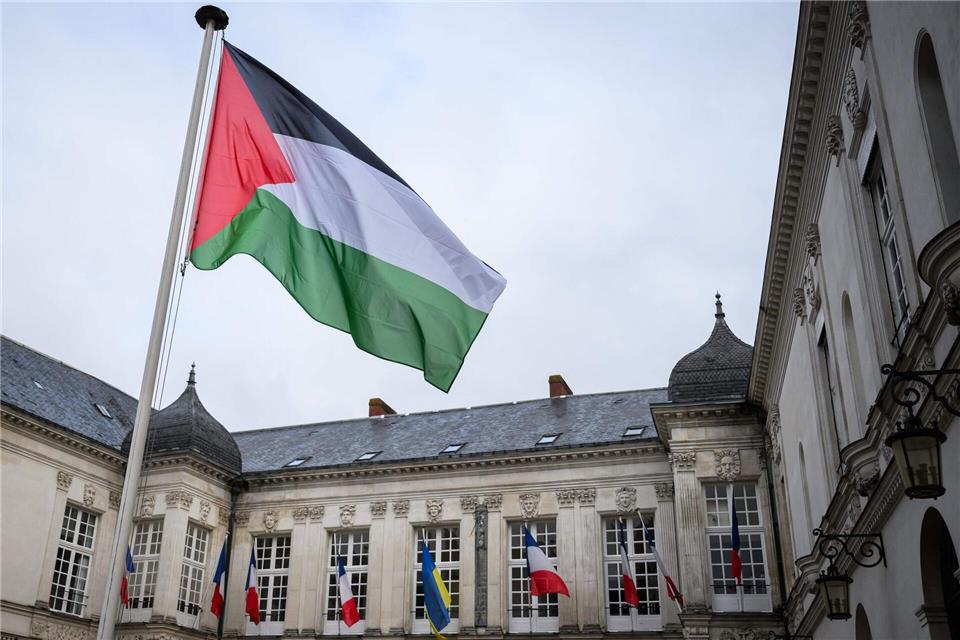 Einige französische Kommunen haben die palästinensische Flagge gehisst.Loic Venance/AFP/dpa