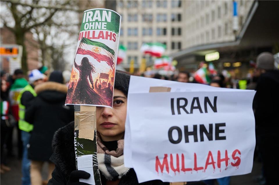 Einige hundert Menschen haben in Berlin gegen die islamische Diktatur im Iran demonstriert und einen Wechsel gefordert. Annette Riedl/dpa