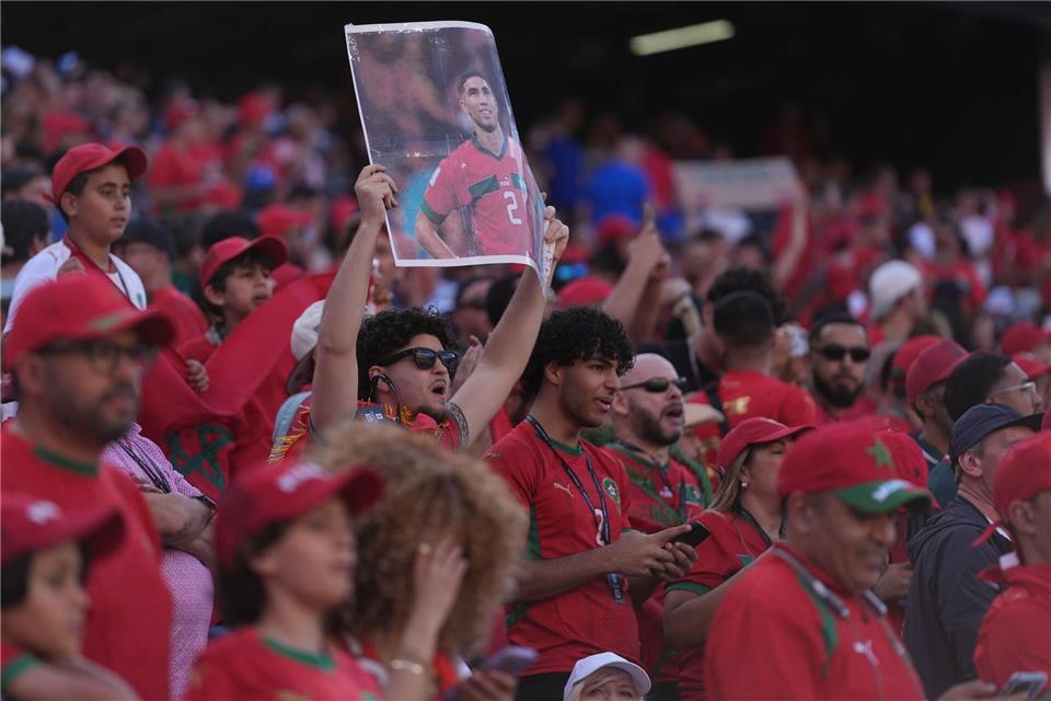 Einige marokkanische Fans hielten Schilder mit einem Foto ihres Nationalspielers Achraf Hakimi hoch. Charles Krupa/AP/dpa