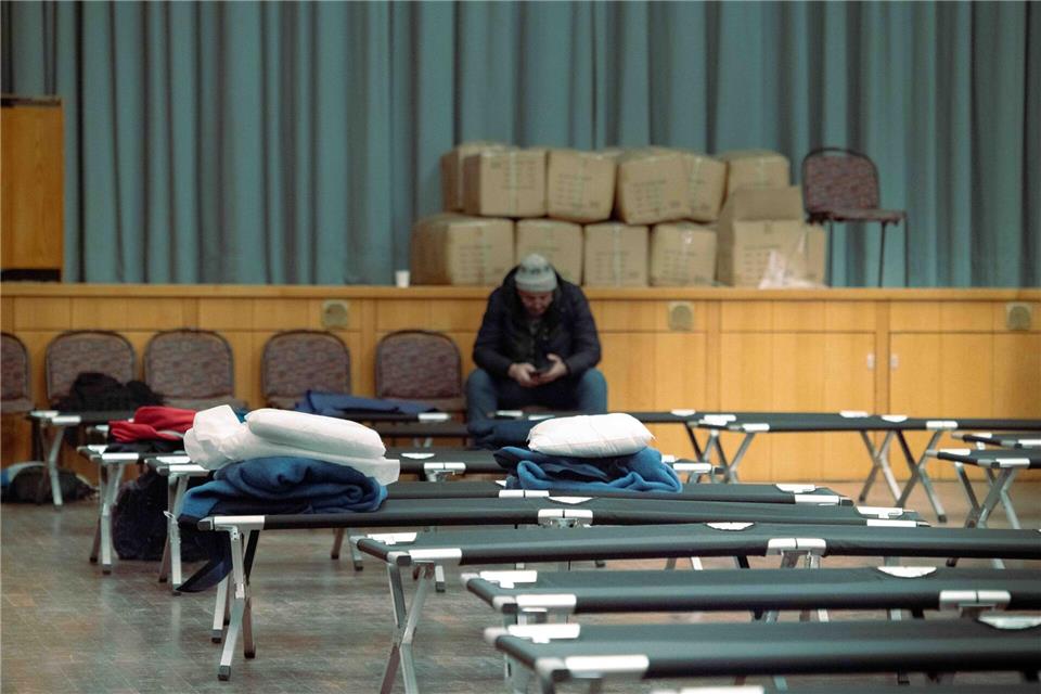 Einige wollen die Nacht trotz Kälte in der eigenen Wohnung verbringen.Carsten Koall/dpa