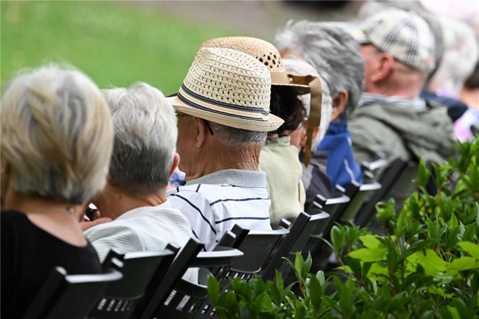 Jüngere Rentner häufig noch beruflich aktiv  Einige wollen länger arbeiten: Rentner in Deutschland. (Archivbild)Arne Dedert/dpa