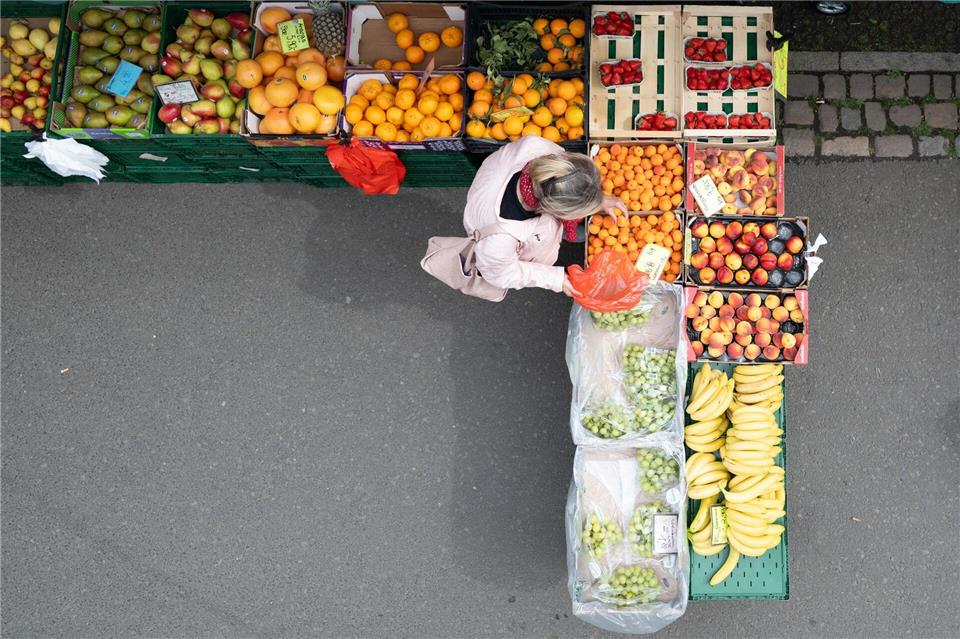 Einkaufe auf dem Wochenmarkt - auch dort dürften die Preise etwas höher sein als früher.Sebastian Kahnert/dpa