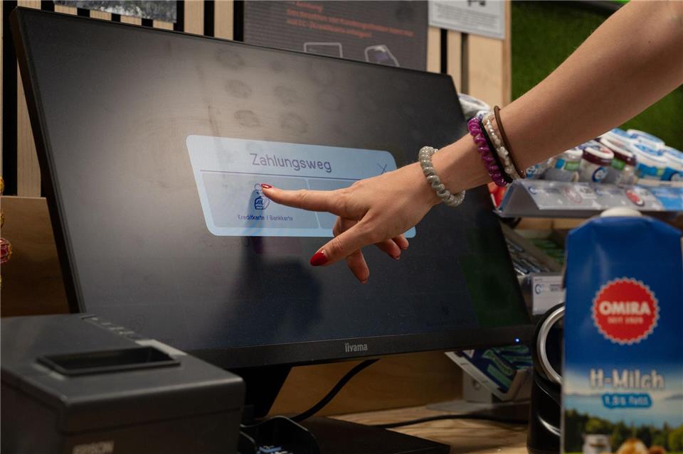 Einkaufen per Karte, ganz ohne Personal. Ein Smart Store in Oybin soll das nun möglich machen. (Symbolbild)Markus Lenhardt/dpa
