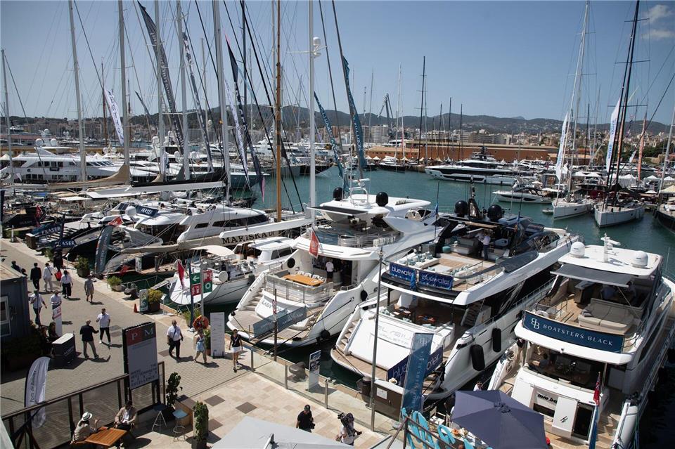 Einkommensmillionäre haben viele Möglichkeiten - es könnte auch eine Jacht infrage kommen. (Symbolbild)Clara Margais/dpa