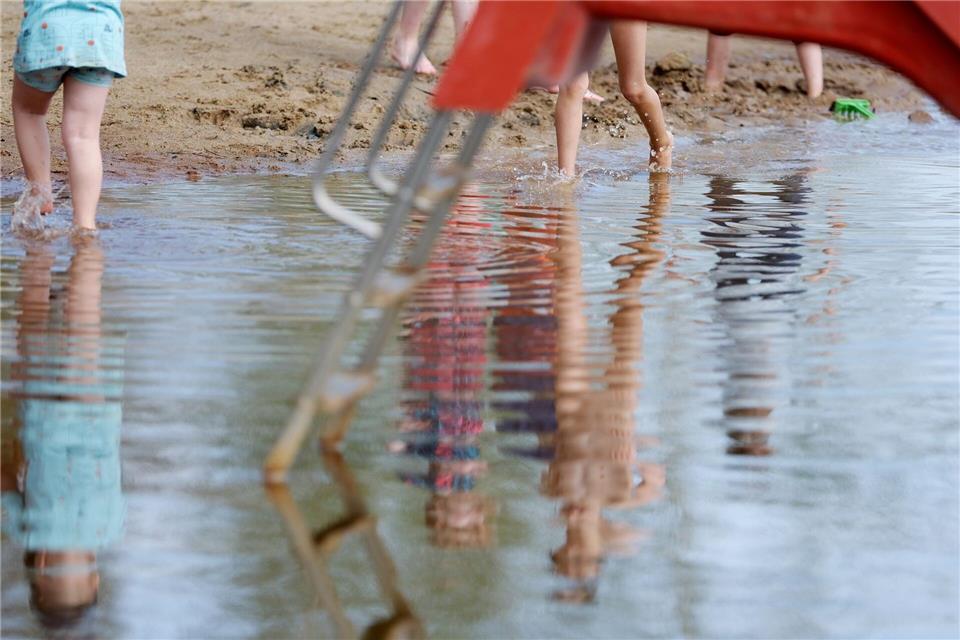 Einlass nur mit Deutsch? Stadt Halle und Betreiber des Strandbades suchen Lösung. (Archivbild) Sebastian Willnow/dpa