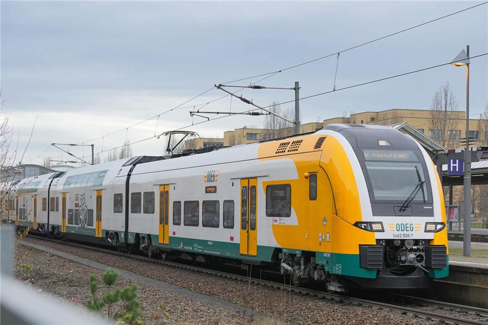 Einmal Austreten bitte: Ein Odeg-Zug in Mecklenburg-Vorpommern kommt zu einem außerplanmäßigen Stopp. (Archivbild)Soeren Stache/dpa