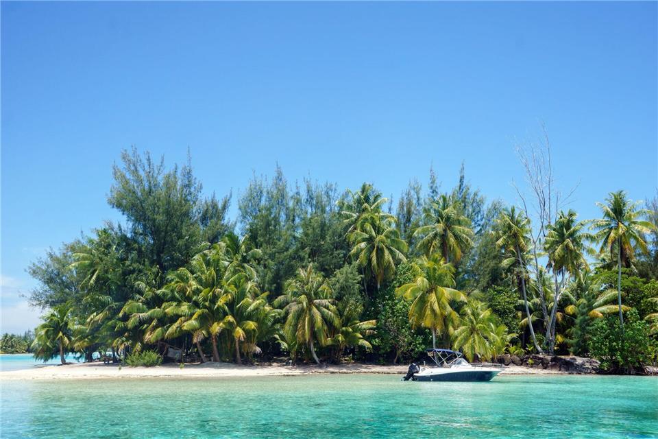 Einmal Bora Bora und zurück: Wer sich einen solchen Reisetraum erfüllen möchte, muss den Geldbeutel in der Regel ziemlich weit öffnen.picture alliance/dpa/dpa-tmn