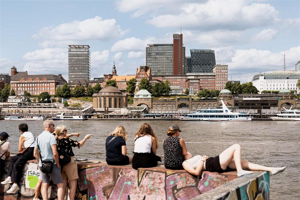 Einmal durch den Alten Elbtunnel und schon kann man Hamburg einmal von der anderen Seite der Elbe aus bewundern: vom Bornsteinplatz aus. (Archivbild)Markus Scholz/dpa