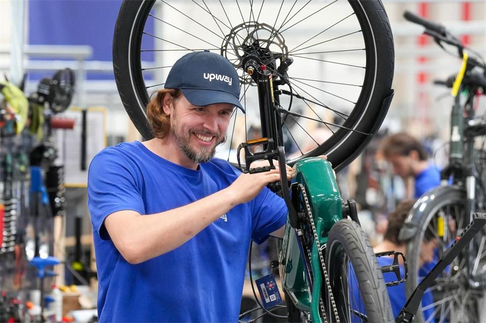 Einmal durchchecken, bitte: Im Upway-Center durchläuft jedes Rad eine Inspektion der mechanischen und elektrischen Komponenten.Kirsten Neumann/dpa-tmn