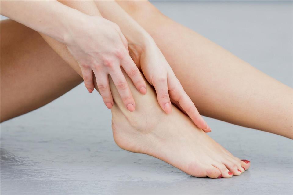 Einmal eincremen bitte: Wer seine Füße zeigt, kann ruhig auch ein wenig Zeit in ihre Pflege investieren.Monique Wüstenhagen/dpa-tmn
