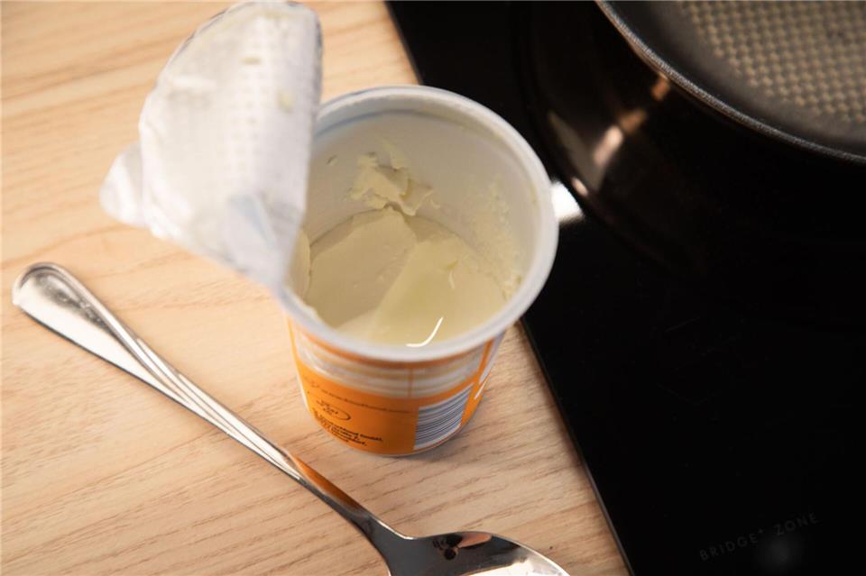 Einmal geöffnet, lässt sich ein Schmandbecher nicht mehr verschließen - oder?Christin Klose/dpa-tmn