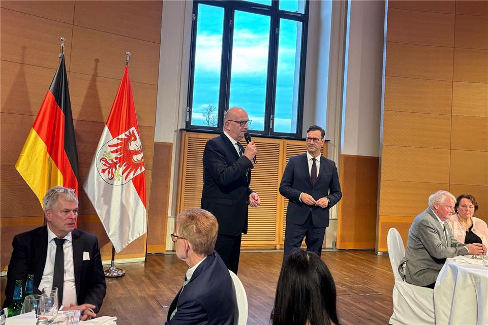 Einmal im Jahr bedankt sich Brandenburgs Ministerpräsident Dietmar Woidke (SPD) bei ehrenamtlichen Helfern.Oliver von Riegen/dpa