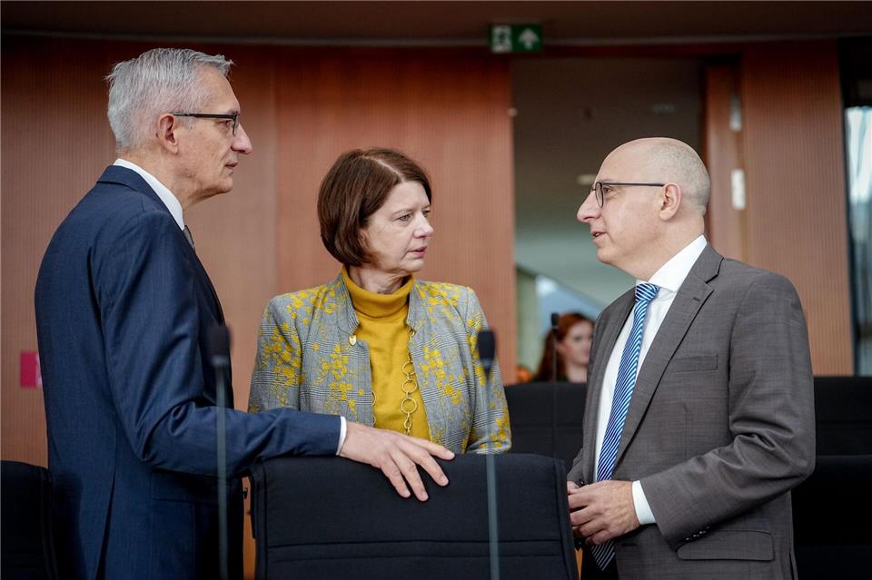Einmal im Jahr gibt das Spitzenpersonal der deutschen Nachrichtendienste öffentlich Auskunft. Im Parlamentarischen Kontrollgremium des Bundestages, das sonst stets geheim tagt, antworten sie dann vor Publikum auf die Fragen der Abgeordneten. (Archivbild)Kay Nietfeld/dpa