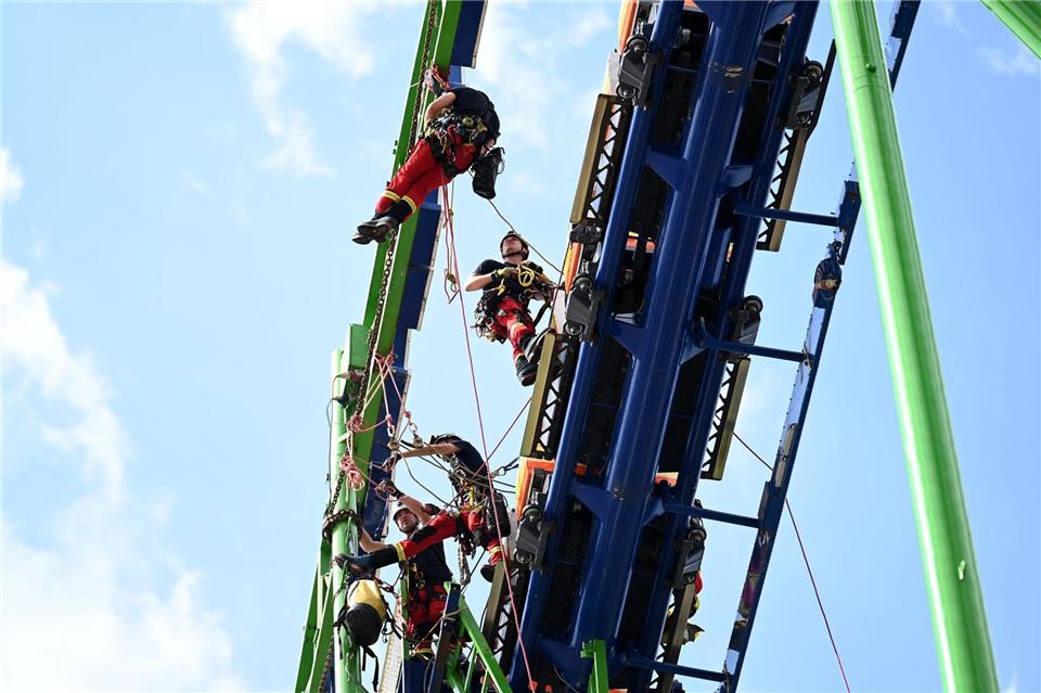 Einmal im Jahr nutzen die Höhenretter die Möglichkeit, auf der Rheinkirmes zu trainieren.Celine Frohnapfel/dpa