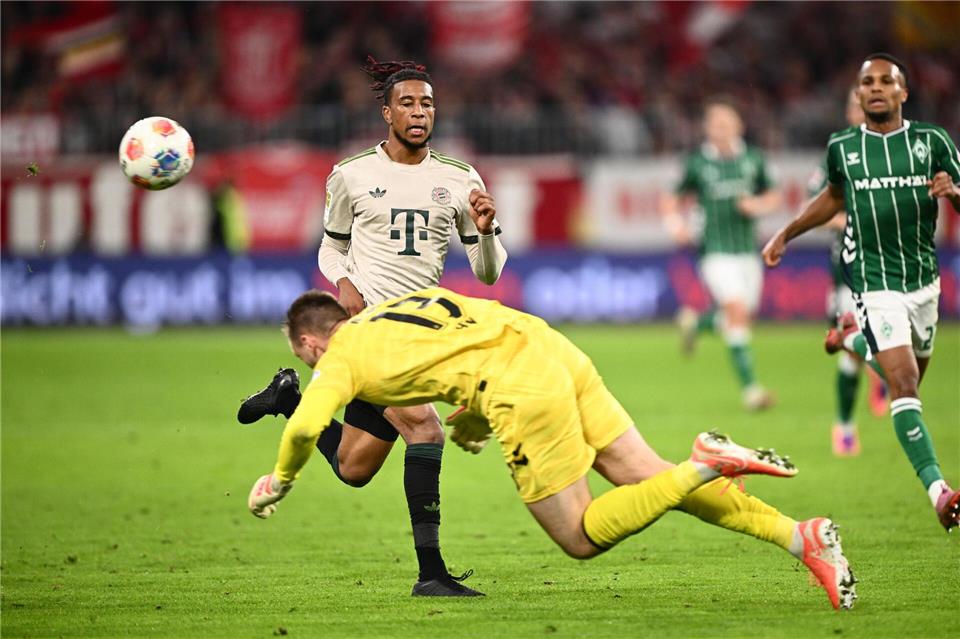 Werder-Debütant Hein: Vier Gegentore und trotzdem „top“ Einmal klärt Werder-Torwart Karl Hein auch weit vor seinem Tor mit dem Kopf.Harry Langer/dpa