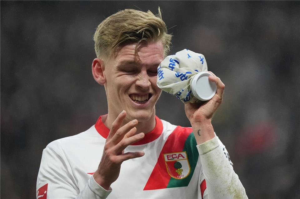 Einmal kühlen, bitte: Augsburgs Anton Kade.Marc Schüler/dpa