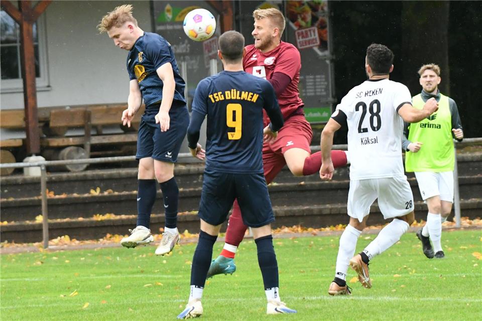 Einmal nicht im Bilde: Torwart Maik Ewering unterläuft einen Ball, und Dülmens Tim Peters (links) köpft zum 1:0-Pausenstand ein.