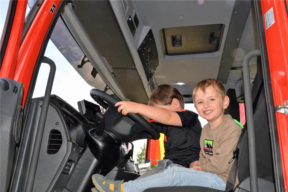 Einmal so tun, als ob es „Tatü-tata“ gibt: Die Kinder konnten in den Feuerwehrfahrzeugen probesitzen.