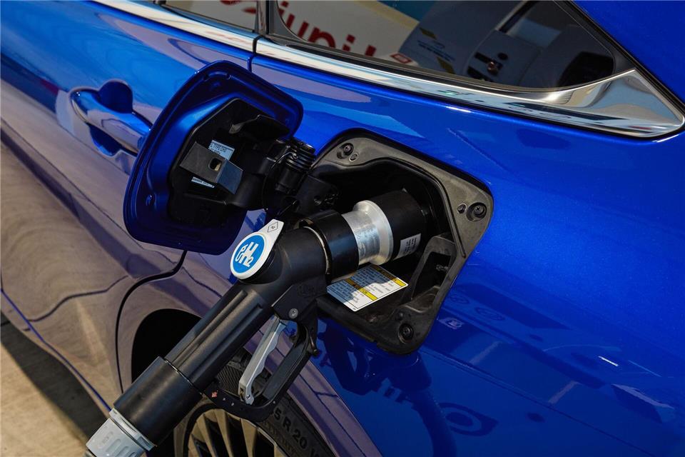 Einmal volltanken, bitte: Auf den ersten Blick ein normaler Tankvorgang - erst wer genauer hinschaut, erkennt die spezielle Wasserstoff-Zapfpistole.Toyota/dpa-tmn