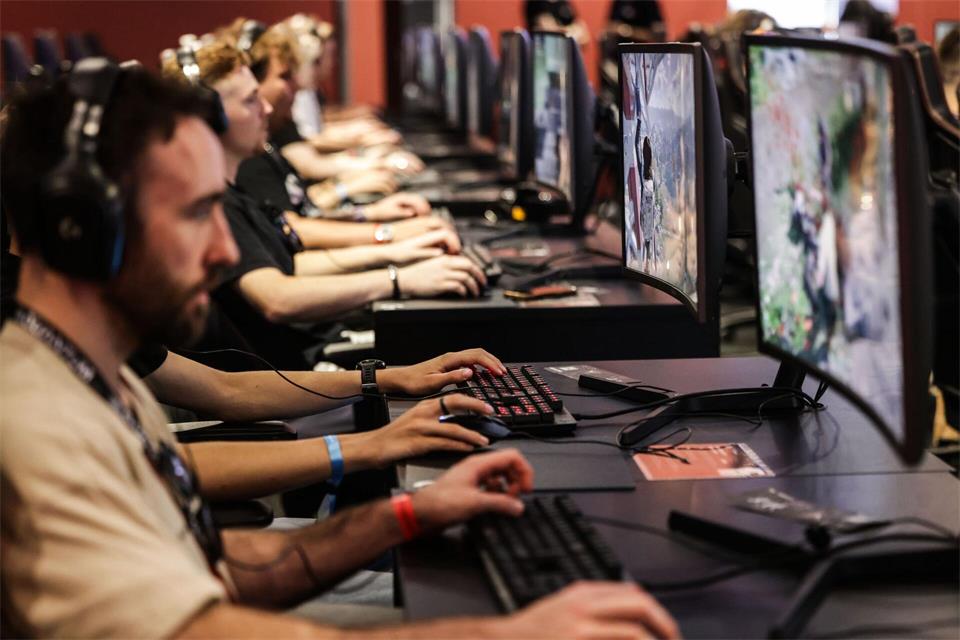 Einmal zur Probe spielen, bitte: Gamescom-Besucher im Jahr 2025. Auch dieses Jahr dürfte es voll werden bei dem Gamingevent. (Archivbild)Oliver Berg/dpa