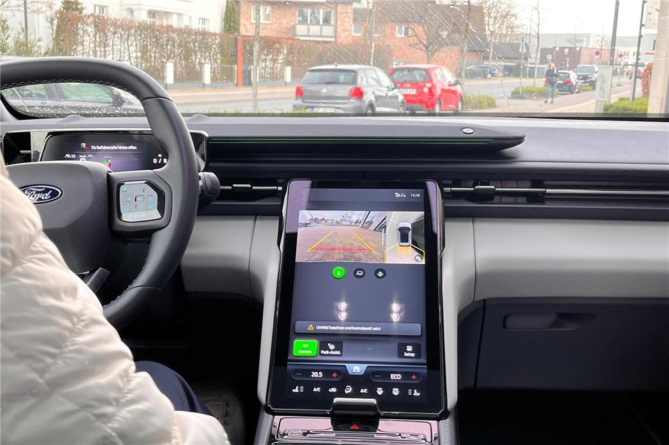 Einparken und Manövrieren leicht gemacht: Das 360-Grad-Kamerasystem ermöglicht eine Rundumsicht um das Fahrzeug.