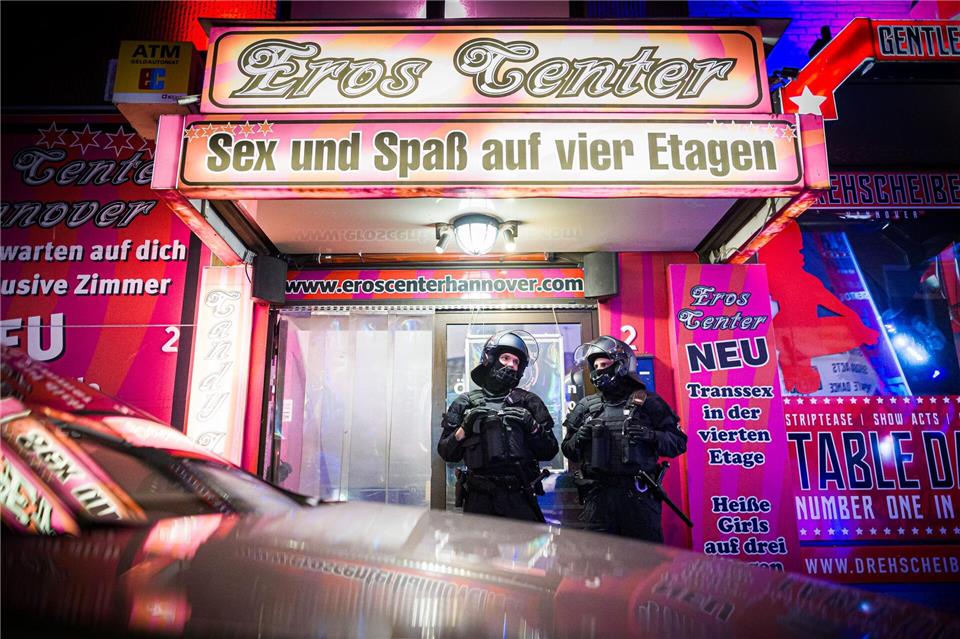 Einrichtungen aus dem Rotlichtmilieu standen im Fokus der Razzia. Moritz Frankenberg/dpa